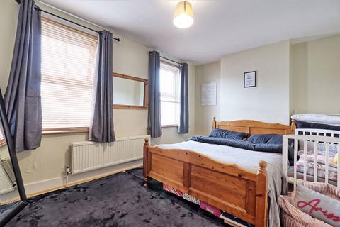 4 Whalebone Grove, Romford, RM6 6BU