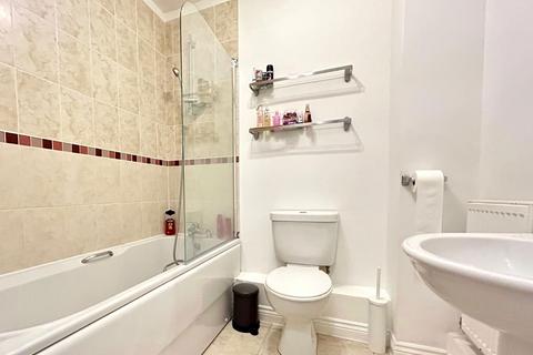 2 bedroom flat to rent, Winton Close, Winchester, SO22 6DJ
