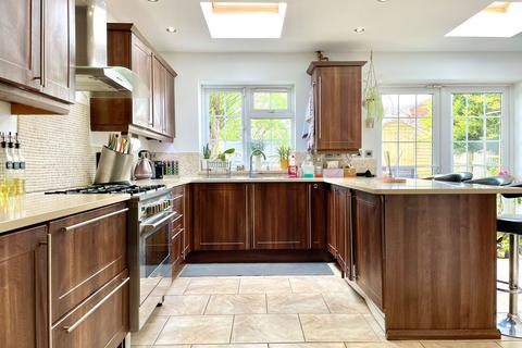 8 Glebe Road, Deanshanger, Milton Keynes, MK19 6LT
