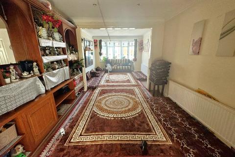 4 bedroom semi-detached house for sale, Carr Road, Northolt, Greater London, UB5