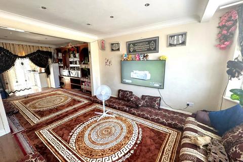 4 bedroom semi-detached house for sale, Carr Road, Northolt, Greater London, UB5