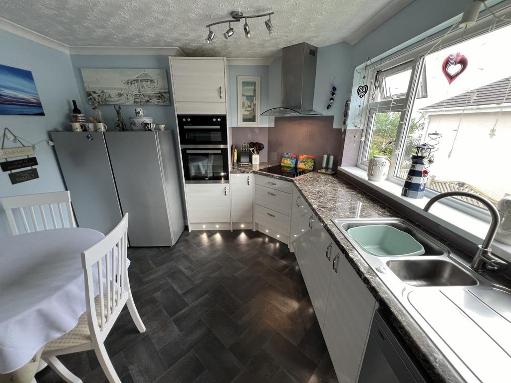 Modern Kitchen / Dining Room