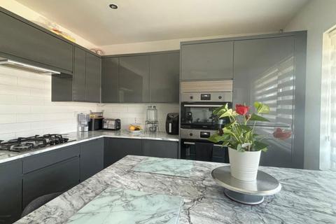 39 Chelmsford Avenue, Romford, RM5 3UX