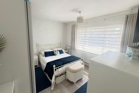 39 Chelmsford Avenue, Romford, RM5 3UX