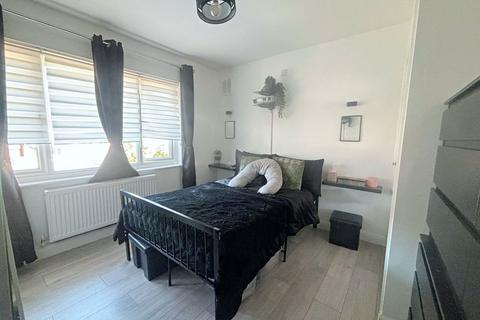 39 Chelmsford Avenue, Romford, RM5 3UX
