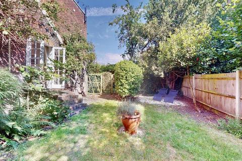 2 bedroom end of terrace house for sale, Rosemary Cottages, SW14