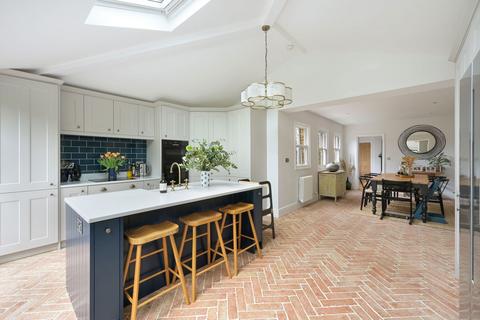 32 Beauchamp Road, West Molesey, KT8 2PG