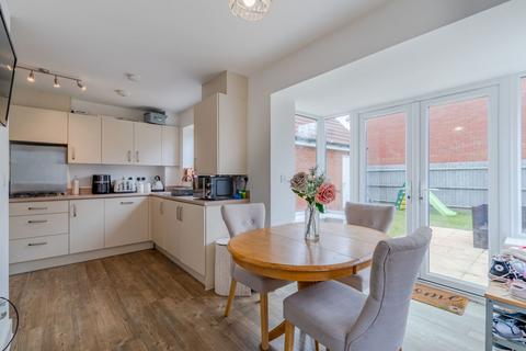 28 Barleyfields Avenue, Bishops Cleeve, Cheltenham, GL52 8FL