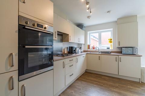 28 Barleyfields Avenue, Bishops Cleeve, Cheltenham, GL52 8FL