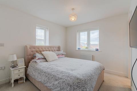 28 Barleyfields Avenue, Bishops Cleeve, Cheltenham, GL52 8FL