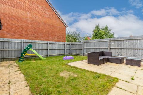28 Barleyfields Avenue, Bishops Cleeve, Cheltenham, GL52 8FL