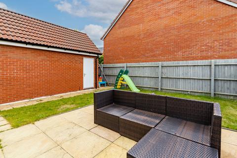 28 Barleyfields Avenue, Bishops Cleeve, Cheltenham, GL52 8FL