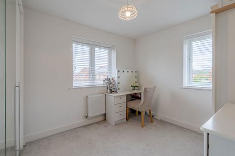 28 Barleyfields Avenue, Bishops Cleeve, Cheltenham, GL52 8FL