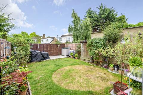 32 Fairacres, Ruislip, HA4 8AN
