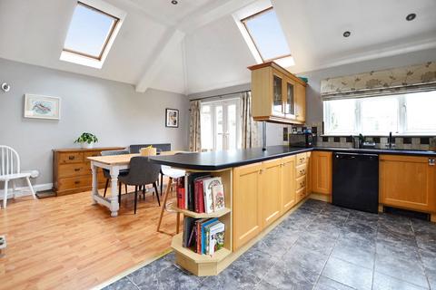6 Armscroft Crescent, Gloucester, GL2 0SU