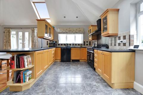 6 Armscroft Crescent, Gloucester, GL2 0SU