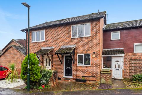38 Stevens Close, Hampton, TW12 3YW