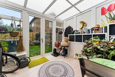 38 Stevens Close, Hampton, TW12 3YW