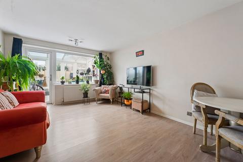 38 Stevens Close, Hampton, TW12 3YW