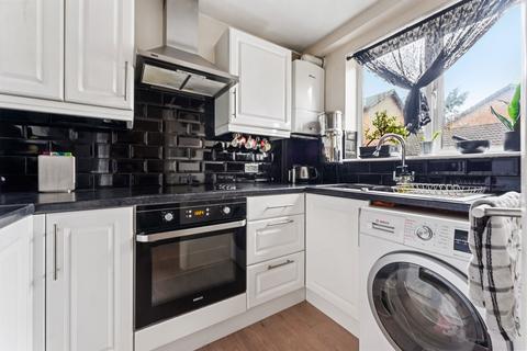 38 Stevens Close, Hampton, TW12 3YW