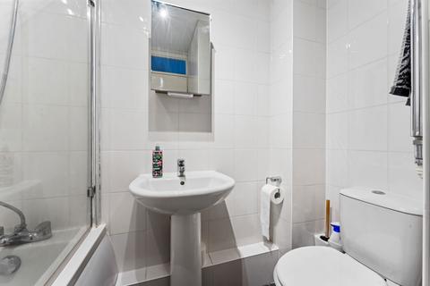 38 Stevens Close, Hampton, TW12 3YW