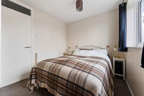 38 Stevens Close, Hampton, TW12 3YW