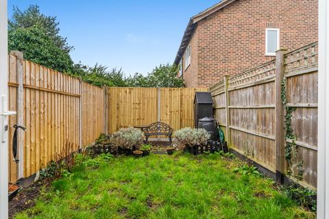 38 Stevens Close, Hampton, TW12 3YW