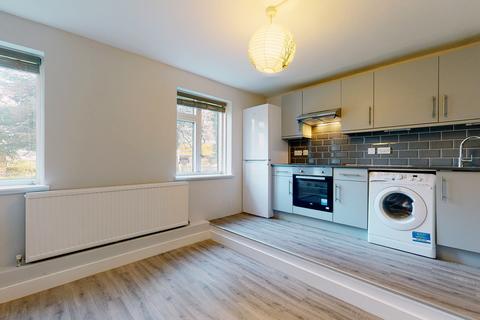 4 bedroom ground floor maisonette to rent, Bennett Street, London W4