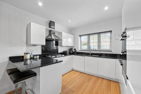 4 Oak Tree Close, West Ewell, Epsom, KT19 9FG