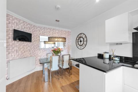 4 Oak Tree Close, West Ewell, Epsom, KT19 9FG