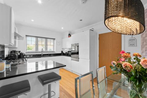 4 Oak Tree Close, West Ewell, Epsom, KT19 9FG