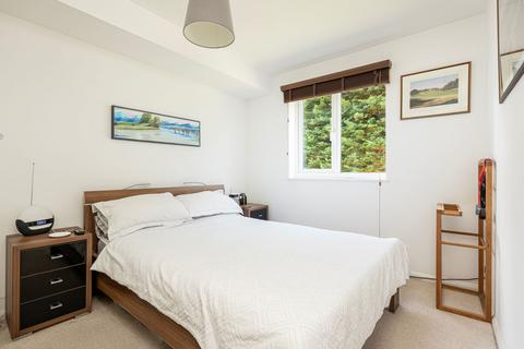 8 Alphea Close, London, SW19 2EP