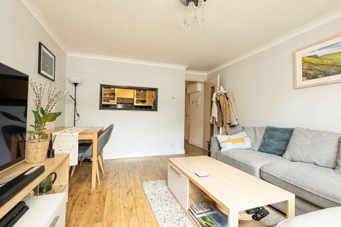 8 Alphea Close, London, SW19 2EP