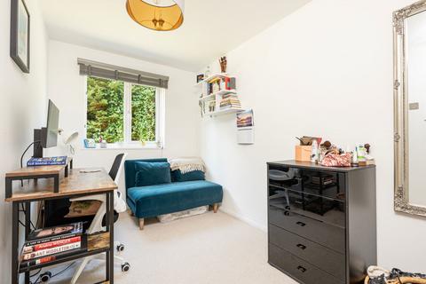 8 Alphea Close, London, SW19 2EP