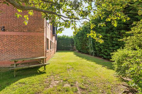 8 Alphea Close, London, SW19 2EP