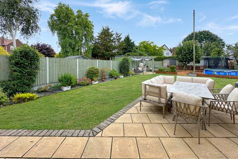 11 Vincent Avenue, Horndon On The Hill, Stanford-le-hope, SS17 8LW