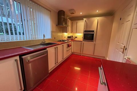 3 bedroom flat to rent, Western Road, Poole BH13