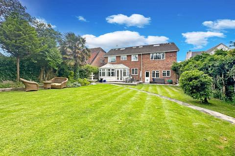 5 bedroom detached house for sale, Burntwood Close, Billericay CM12