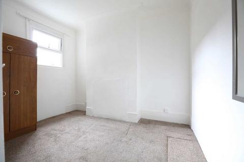 4 bedroom terraced house to rent, Creighton Avenue, East Ham