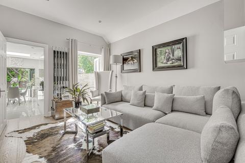 2 bedroom flat for sale, Stile Hall Gardens, London