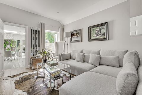 Flat 1, 10 Stile Hall Gardens, London, W4 3BP