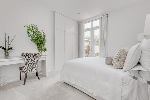 Flat 1, 10 Stile Hall Gardens, London, W4 3BP