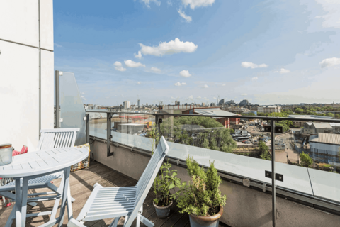 1 bedroom flat for sale, Enterprise Way, London SW18