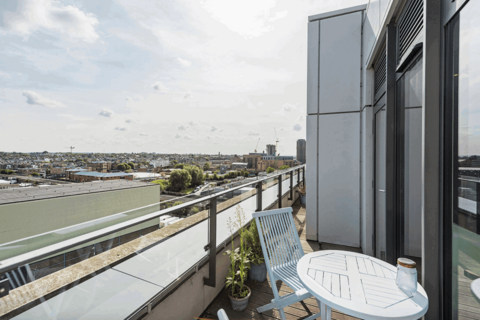 1 bedroom flat for sale, Enterprise Way, London SW18