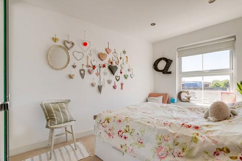 2 bedroom flat for sale, Kilburn High Road, London NW6