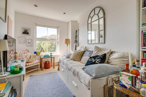 2 bedroom flat for sale, Kilburn High Road, London NW6