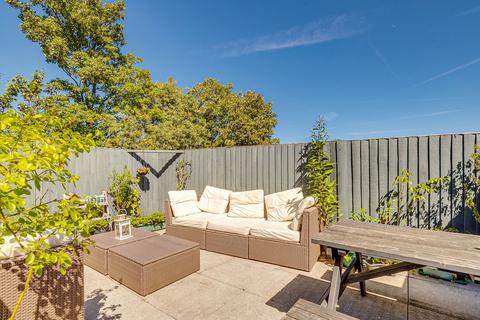 2 bedroom flat for sale, Kilburn High Road, London NW6