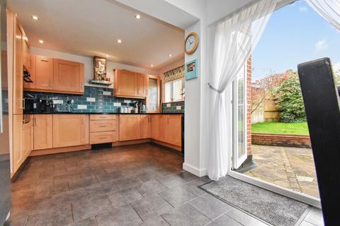 15 Pinewood Drive, Orpington, BR6 9NL