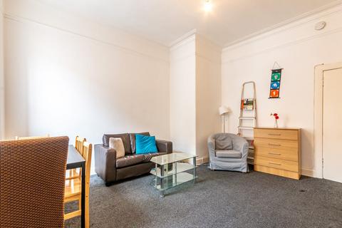 2 bedroom flat to rent, 0819L Causewayside, Edinburgh, EH9 1PU