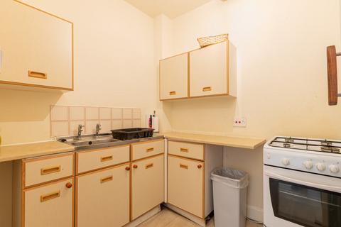 2 bedroom flat to rent, 0819L Causewayside, Edinburgh, EH9 1PU